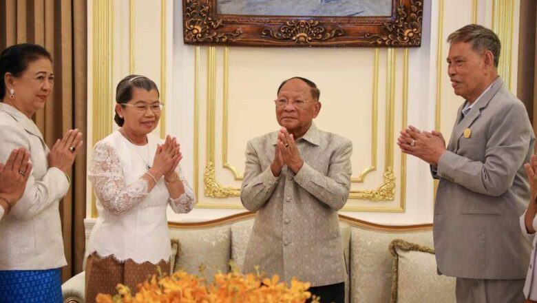 សម្តេចកិត្តិសង្គហបណ្ឌិត ម៉ែន សំអន សមាជិកនៃក្រុមឧត្តមប្រឹក្សាផ្ទាល់ព្រះមហាក្សត្រ គោរពជូនពរ សម្តេចអគ្គមហាពញាចក្រី ហេង សំរិន