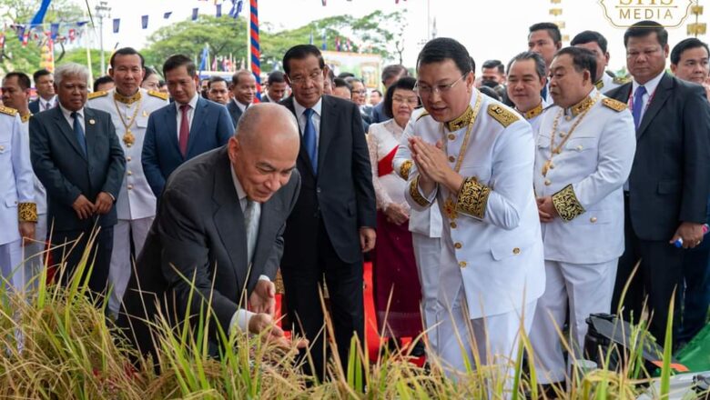 សម្តេចតេជោ ហ៊ុន សែន អញ្ជើញដង្ហែព្រះមហាក្សត្រ យាងទតការតាំងបង្ហាញផលិតផលកសិកម្ម កសិឧស្សាហកម្ម និងសិប្បកម្ម ក្នុងព្រះរាជពិធីច្រត់ព្រះនង្គ័ល