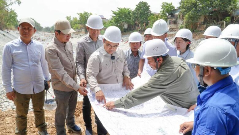 វឌ្ឍនភាពគម្រោងប្រព័ន្ធស្រោចស្រពនិងពង្វាងទឹកចេញពីភូមិសាស្ត្ររាជធានីភ្នំពេញ និងខេត្តកណ្តាល សម្រេចបានប្រមាណ ៩៥% ដោយគ្រោងនឹងបញ្ចប់ក្នុងខែមិថុនា ឬខែកក្កដា ឆ្នាំ២០២៤ខាងមុខ