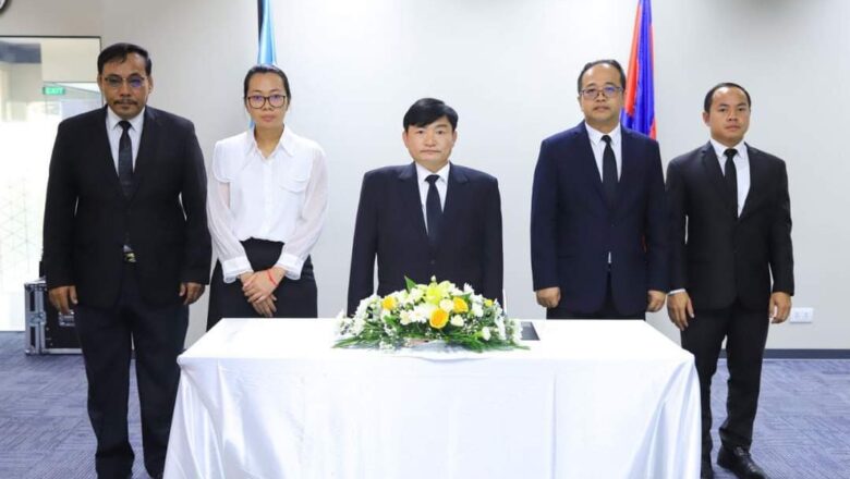 រដ្ឋមន្រ្តីក្រសួងការងារ ហេង សួរ អញ្ជើញគោរពវិញ្ញាណក្ខន្ធលោក Graeme Buckley អតីតទីប្រឹក្សាឧបការីអគ្គនាយកអង្គការអន្តរជាតិខាងការងារ(ILO)