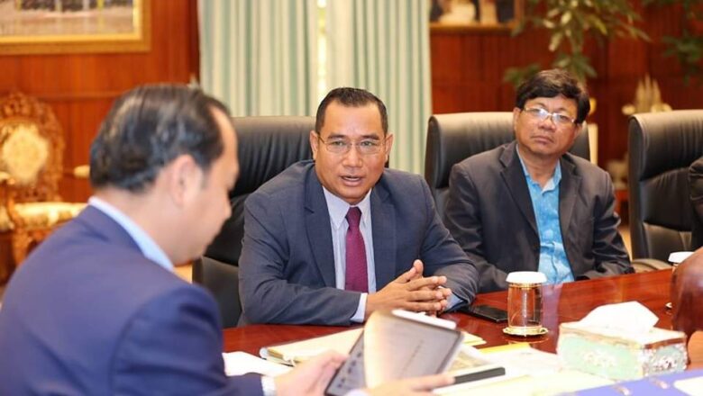 រដ្ឋមន្ត្រីក្រសួងព័ត៌មាន នេត្រ ភត្រា អនុញ្ញាតឱ្យរដ្ឋលេខាធិការនៃអាកាសចរណ៍ស៊ីវិល សាម៉ន បណ្ឌិត្យ និងក្រុមការងារចូលជួបសម្តែងការគួរសម