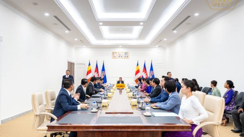 សម្តេចតេជោ ហ៊ុន សែន បានអនុញ្ញាតឱ្យ អ្នកឧកញ៉ា ម៉ៅ ចំណាន និង គណៈប្រតិភូសមាគមសិល្បករខ្មែរ ចូលជួបសម្តែងការគួរសម នៅវិមានព្រឹទ្ធសភា