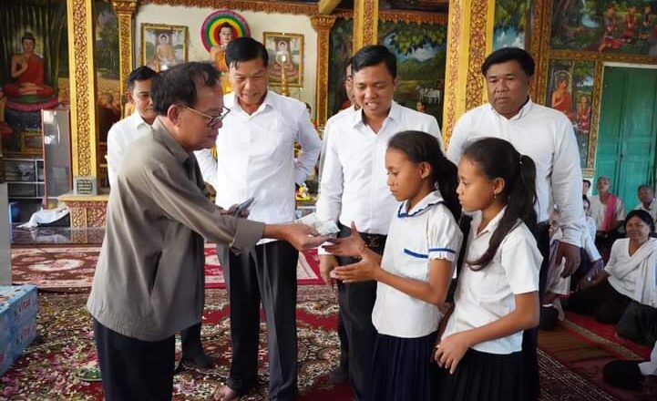 ឧកញ៉ា ឡូវ ហ៊ឹង បាននាំយកនូវថវិកា១០លានរៀល ថ្នាំពេទ្យ ម្សៅទឹកដោះគោ រទេះជនពិការដែលជាអំណោយសម្តេចបវរធិបតី ហ៊ុន ម៉ាណែត និងលោកជំទាវ ផ្តល់ជូន ប្រជាពលរដ្ឋ កុមារកំព្រា ចាស់ជរា និងគ្រួសារទីទ័លក្រ ក្នុងឃុំទងត្រឡាច ស្រុកស្រីសន្ធរ ខេត្តកំពង់ចាម