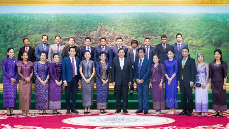 ក្រុមប្រឹក្សាភិបាលសមាគមសិល្បករខ្មែរ ដឹកនាំដោយ លោកជំទាវ ម៉ៅ ចំណាន ក្នុងជំនួបសម្ដែងការគួរសម និងពិភាក្សាការងារនៅវិមានសន្តិភាព