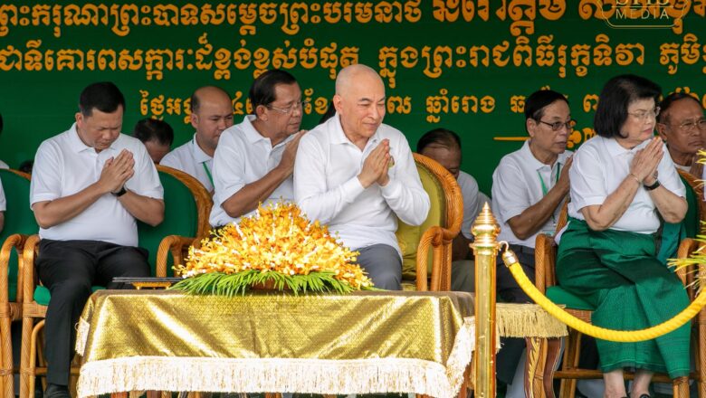 សម្ដេចតេជោ ហ៊ុន សែន អញ្ជើញដង្ហែព្រះមហាក្សត្រ យាងក្នុងព្រះរាជពិធី «រុក្ខទិវា ៩កក្កដា» នៅខេត្តតាកែវ