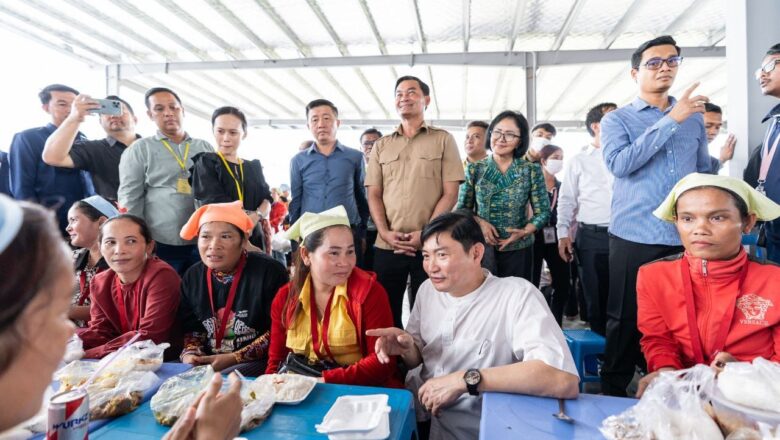 រដ្ឋមន្ត្រីក្រសួងការងារចុះសួរសុខទុក្ខ និងទទួលទានអាហារជាមួយកម្មករនិយោជិត នៅរោងចក្រតារាលជាង៦ពាន់នាក់