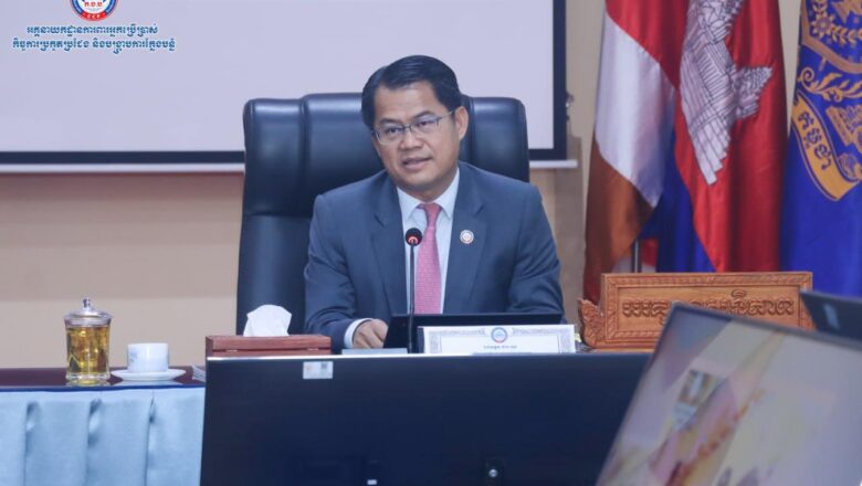 (ភ្នំពេញ)៖ នាព្រឹកថ្ងៃទី២៦ ខែកក្កដា ឆ្នាំ២០២៤ នៅអគ្គនាយកដ្ឋាន «ក.ប.ប.»  បានរៀបចំកិច្ចប្រជុំបូកសរុបសកម្មភាពការងារប្រចាំខែកក្កដា ឆ្នាំ២០២៤ និងទិសដៅអនុវត្តការងារបន្ត ក្រោមអធិបតីភាពលោក ផាន អូន ប្រតិភូរាជរដ្ឋាភិបាលកម្ពុជាទទួលបន្ទុកជាអគ្គនាយក នៃអគ្គនាយកដ្ឋាន ក.ប.ប.។ កិច្ចប្រជុំនេះមានការអញ្ជើញចូលរួមពីលោក ឃ្លោក ជួន ទីប្រឹក្សាក្រសួងពាណិជ្ជកម្ម ឯកឧត្ដម លោកជំទាវ លោក អគ្គនាយករង ប្រធាននាយកដ្ឋាន ប្រធានសាខា ក.ប.ប. រាជធានី ខេត្ត និងលោក លោកស្រីអនុប្រធាននាយកដ្ឋាន។