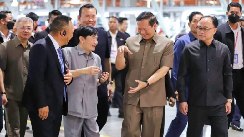 សម្តេចធិបតី ហ៊ុន ម៉ាណែត អញ្ជើញចូលពិនិត្យខ្សែច្រវាក់ផលិតកម្មក្នុងរោងចក្រកាត់ដេរ ម៉ាវ៉ល ហ្គាមិន ស្ថិតនៅតំបន់សេដ្ឋកិច្ចពិសេស រ៉ូយ៉ាល់ គ្រុប ភ្នំពេញ