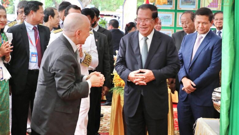 សម្តេចតេជោ ហ៊ុន សែន អញ្ជើញដង្ហែព្រះមហាក្សត្រ យាងទតការតាំងបង្ហាញផលិតផលកសិកម្ម កសិឧស្សាហកម្ម និងសិប្បកម្ម ក្នុងព្រះរាជពិធីច្រត់ព្រះនង្គ័ល