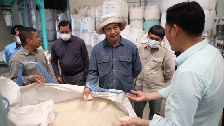 ឯកឧត្តមបណ្ឌិត កៅ ថាច និងសហការី បានអញ្ជើញពិនិត្យ​ខ្សែ​សង្វាក់​ផលិតកម្ម​រោងម៉ាស៊ីនកិនស្រូវចំនួន ០២ ទីតាំង ស្ថិតក្នុងខេត្តកំពង់ចាម