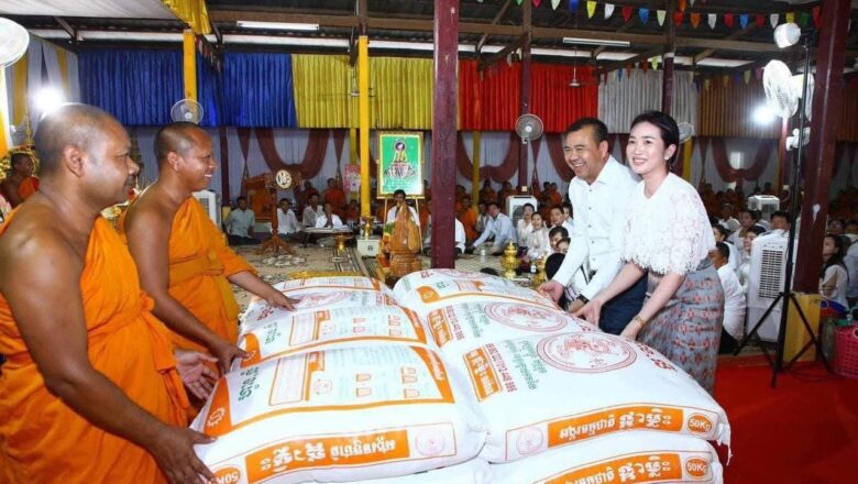 ឯកឧត្ដមបណ្ឌិត កៅ ថាច និងលោកជំទាវ​ មានសទ្ធាជ្រះថ្លាប្រគេនអង្ករប្រចាំខែមិថុនា​ ចំពោះព្រះសង្ឃ វត្ដប្រាសាទស្រះកណ្ដាល(ខ្ចាស់) ឃុំបុស្បូវ ស្រុកព្រះនេត្រព្រះ ខេត្ដបន្ទាយមានជ័យ