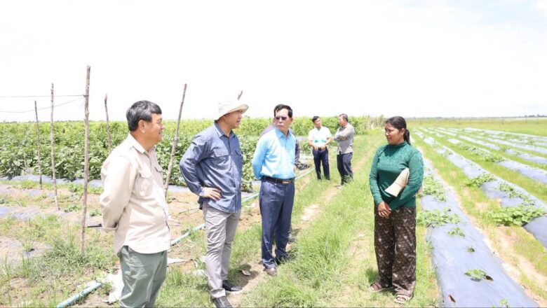 ឯកឧត្តមបណ្ឌិត កៅ ថាច  អញ្ជើញចុះ​ពិនិត្យទីតាំងដាំបន្លែលក្ខណៈគ្រួសារ ២ កន្លែង ដែល​ស្ថិត​នៅ​ក្រោម​គម្រោង​កម្ចី​ឥណទាន​ខ្នាត​តូច​របស់​ធនាគារ​ ARDB ស្ថិតនៅឃ៉ំត្រពាំងឫស្សី ខេត្តកំពង់ធំ