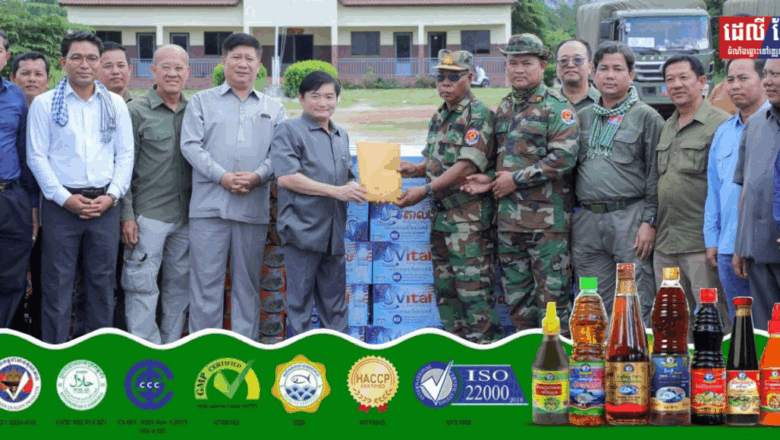 រដ្ឋមន្ត្រី ហេង សួរ នាព្រឹកថ្ងៃទី១០ ខែមិថុនា ឆ្នាំ២០២៥នេះ បានដឹកនាំគណៈប្រតិភូជាថ្នាក់ដឹកនាំក្រសួង និងថ្នាក់ដឹកនាំសហជីព អញ្ជើញចុះជួបសំណេះសំណាល សួរសុខទុក្ខ និងប្រគល់អំណោយជាគ្រឿងឧបភោគ បរិភោគជូនដល់នាយទាហាន នាយទាហានរង និងពលទាហាន នៅកងពលតូចថ្មើរជើងលេខ ៤២ ដែលកំពុងឈរជើងនៅសមរភូមិមុខទិសប្រាសាទតាមាន់ ក្នុងខេត្តឧត្តរមានជ័យ។