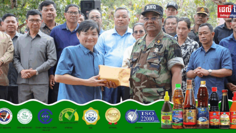 រដ្ឋមន្ត្រី ហេង សួរ បានដឹកនាំគណៈប្រតិភូជាថ្នាក់ដឹកនាំក្រសួង និង​ថ្នាក់​ដឹកនាំ​សហជីព ចុះសំណេះសំណាល សួរសុខទុក្ខ និងប្រគល់អំណោយជាគ្រឿងឧបភោគបរិភោគ ជូនដល់នាយទាហាន នាយទាហានរង ពល​ទាហាន និងកងកម្លាំងប្រដាប់អាវុធដែលកំពុងឈរជើងនៅជួរមុខតាមបណ្តោយព្រំដែន។