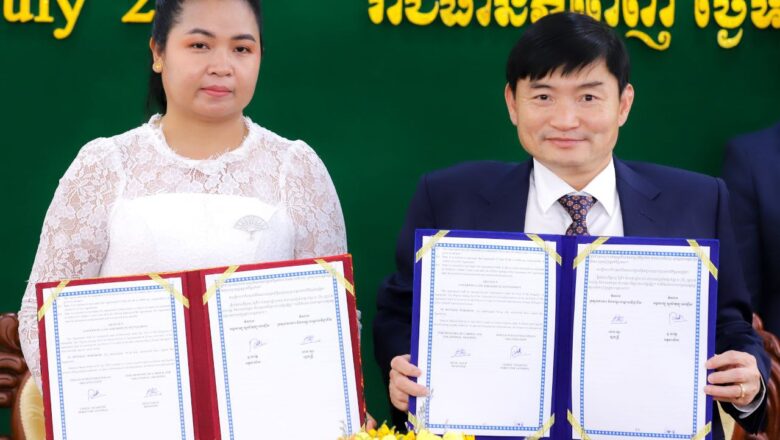 ឯកឧត្ដម ហេង សួរ បានចុះហត្ថលេខាលើកិច្ចព្រមព្រៀងគម្រោង រវាង ជាមួយនិងអង្គការឡូ ស្កូយ៉ាតូឡូ អនឡឺស (Lo Scoiattolo Onlus) ស្ដីពីមជ្ឈមណ្ឌលបណ្ដុះបណ្ដាលវិជ្ជាជីវៈជំនាញកុំព្យូទ័រ អគ្គិសនី-ទឹក ជួសជុលម៉ូទ័រកាត់ដេរសម្លៀកបំពាក់ និងសំអាងការ