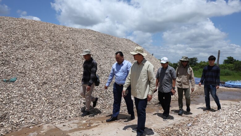 ឯកឧត្តមបណ្ឌិត កៅ ថាច និងសហការីអញ្ជើញចុះពិនិត្យមើលឃ្លាំងស្តុកដំឡូងមីនិងស្ថានភាពការបង្កបង្កើនផលស្រូវរបស់បងប្អូនកងទ័ព