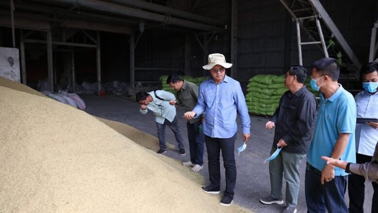 ឯកឧត្តមបណ្ឌិត កៅ ថាច ប្រតិភូរាជរដ្ឋាភិបាល និងសហការីបានចុះត្រួតពិនិត្យសន្និធិស្រូវ-អង្ករ សកម្មភាពការប្រមូលទិញស្រូវសម្រាប់បម្រើឲ្យការកិនកែច្នៃអង្ករនាំចេញនិងលក់ក្នុងស្រុក