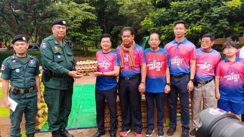 ប្រធានសិល្បៈនិងកីឡានៃយុវជនគណបក្សប្រជាជនកម្ពុជាថ្នាក់កណ្ដាល ដឹកនាំសមាជិកសមាជិកាចុះសួរសុខទុក្ខមន្ត្រីសម្របសម្រួលជនភៀសសឹក