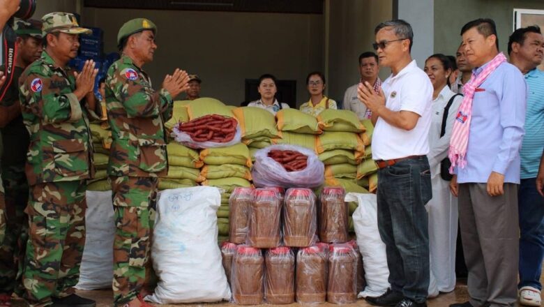 ក្រុមហ៊ុន AMRU RICE Cambodia និងមន្ទីររកសិកម្ម រុក្ខាប្រមាញ់និងនេសាទបាននាំយកអំណោយរួមមាន អង្ករ សាច់ក្រក និងសៀងប្រគល់ជូនបញ្ជាការដ្ឋានតំបន់ប្រតិបត្តិការសឹករងព្រះវិហារ