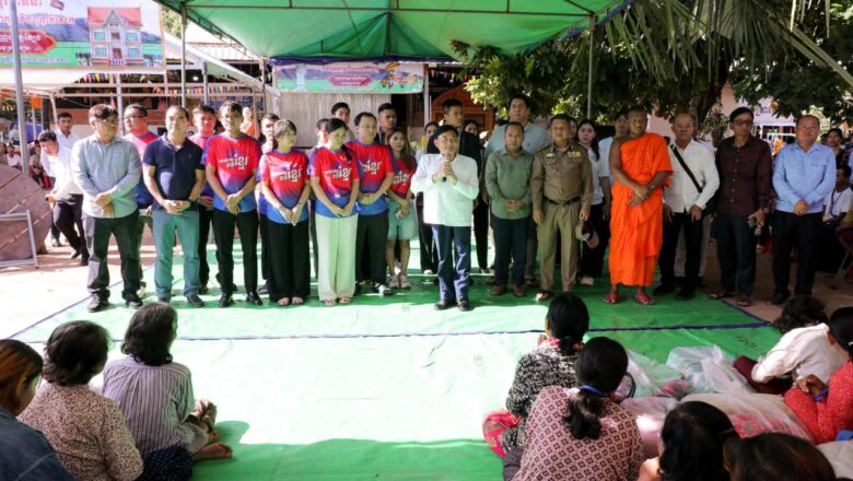 ឯកឧត្តម ហេង សួរ និង ឯកឧត្តម អ៊ុក គឹមសាន អភិបាលរង នៃគណៈអភិបាលខេត្តព្រះវិហារបានដឹកនាំក្រុមការងារចុះសំណេះសំណាល សួរសុខទុក្ខ និងនាំយកអំណោយជាគ្រឿងឧបភោគបរិភោគចែកជូនប្រជាពលរដ្ឋជាជនភៀសសឹកចំនួន ៥១៤គ្រួសារ