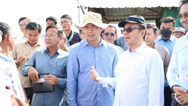 ឯកឧត្តមបណ្ឌិត កៅ ថាច និងសហការីបាន ចូលរួមអមដំណើរ ឯកឧត្តម វង្សី វិស្សុត ឧបនាយករដ្ឋមន្ត្រីប្រចាំការ រដ្ឋមន្ត្រីទទួលបន្ទុកទីស្តីការគណៈរដ្ឋមន្ត្រី អញ្ជើញចុះសួរសុខទុក្ខប្រជាកសិករដែលកំពុងប្រកបរបរក្នុងវិស័យវារីវប្បកម្ម។