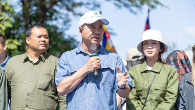 ឯកឧត្តមបណ្ឌិត កៅ ថាច ប្រតិភូរាជរដ្ឋាភិបាល និងលោកជំទាវ ព្រមទាំងសហការី-សប្បុរសជនក្នុងនិងក្រៅប្រទេស បានចុះសួរសុខទុក្ខបងប្អូនប្រជាពលរដ្ឋដែលកំពុងភៀសសឹកពីតំបន់មានជម្លោះព្រំដែនកម្ពុជា-ថៃ