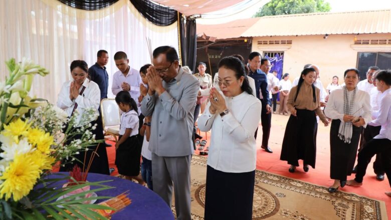 ឯកឧត្តម វង សូត និងលោកជំទាវអញ្ជើញសួរសុខទុក្ខក្រុមគ្រួសារសព វីរកងទ័ព២រូបដែលបានពលីជីវិតនៅលើសមរភូមិ