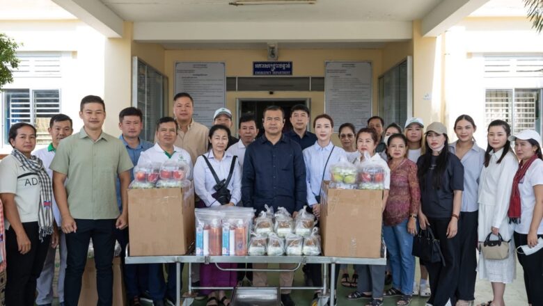 ឯកឧត្តមបណ្ឌិត កៅ ថាច និងលោកជំទាវ ព្រមទាំងសហការី-តំណាងសប្បុរសជនពីក្រុមហ៊ុន City Rice, រោងម៉ាស៊ីន ស៊ីវឡាយ និងសប្បុរសជនពីសហគមន៍ខ្មែរនៅទីក្រុងហាមីលតុន អូក្លិន និងហកស្បេ ប្រទេសនូវែលហ្សេឡង់ បានបន្តដំណើរចុះសួរសុខទុក្ខដល់វីរកងទ័ពដែលរងរបួសដោយសារសង្គ្រាមឈ្លានពាន