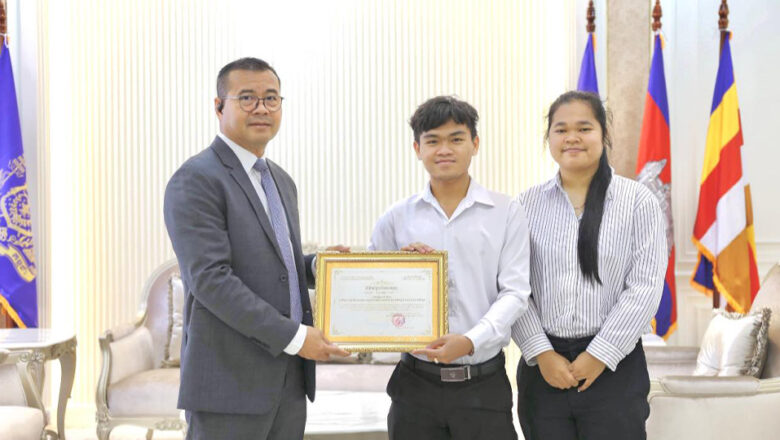 ឯកឧត្តមបណ្ឌិត កៅ ថាច ទទួលជួបសំណេះសំណាល​ និងផ្តល់អនុសាសន៍ណែនាំដល់ តំណាងនិស្សិតនៃថ្នាក់ពិសេសនីតិសាស្រ្តភាសាបារាំង