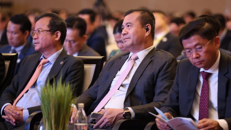 ឯកឧត្តមបណ្ឌិត កៅ ថាច អគ្គនាយកធនាគារ ARDBនិងសហការី អញ្ចើញចូលរួមក្នុងកម្មវិធីសម្ពោធជាផ្លូវការដាក់ឱ្យប្រើប្រាស់យុទ្ធសាស្ត្រពង្រីកនិងពិពិធកម្មទីផ្សារនាំចេញអង្ករកម្ពុជា២០២៥-២០៣០