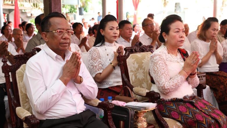 ឯកឧត្តម វង សូត និងលោកជំទាវ អញ្ជើញបង្សុកូលឧទ្ទិសកុសលផលបុណ្យ ជូនវិញ្ញាណក្ខន្ធ ជីដូន ជីតា មាតា បិតា ញាតកាទាំងប្រាំពីរសន្តាន