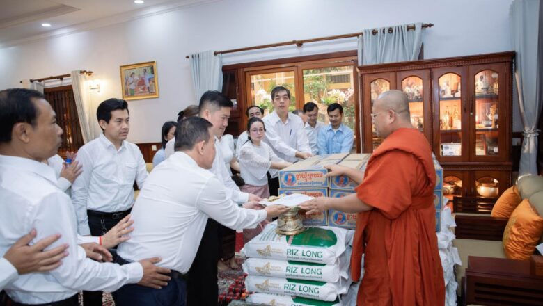 ឯកឧត្តមបណ្ឌិត កៅ ថាច និងលោកជំទាវ សួរ សុខគីម មានសទ្ធាជ្រះថ្លាប្រគេននូវសម្ភារៈជាទេយ្យទាន និងបច្ច័យដល់ ព្រះសង្ឃក្នុងពិធីបុណ្យកាន់បិណ្ឌ-ភ្ជុំបិណ្ឌនៅឆ្នាំ២០២៥