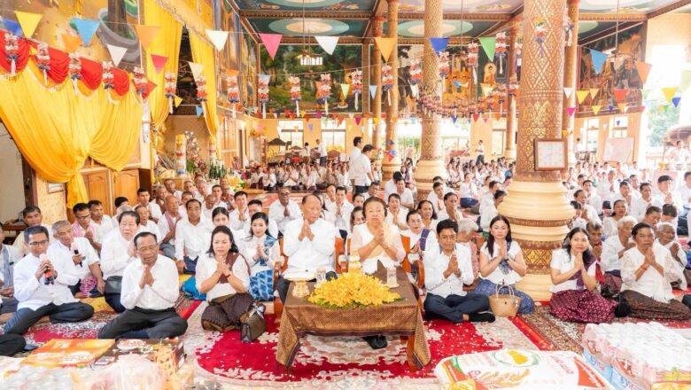 ឯកឧត្តម វង សូត អនុប្រធានទី២រដ្ឋសភា និងលោកជំទាវ ហេង ពៅ អញ្ជើញអមសម្តេចអគ្គមហាពញាចក្រី ហេង សំរិន និងសម្តេចធម្មវិសុទ្ធវង្សា សៅ ទី ចូលរួមកាន់បិណ្ឌទី១២ នៅវត្តគិរីសុវណ្ណរាម ហៅវត្តថ្កូវ ស្ថិតនៅភូមិអន្លង់ជ្រៃ ឃុំកក់ ស្រុកពញាក្រែក ខេត្តត្បូងឃ្មុំ