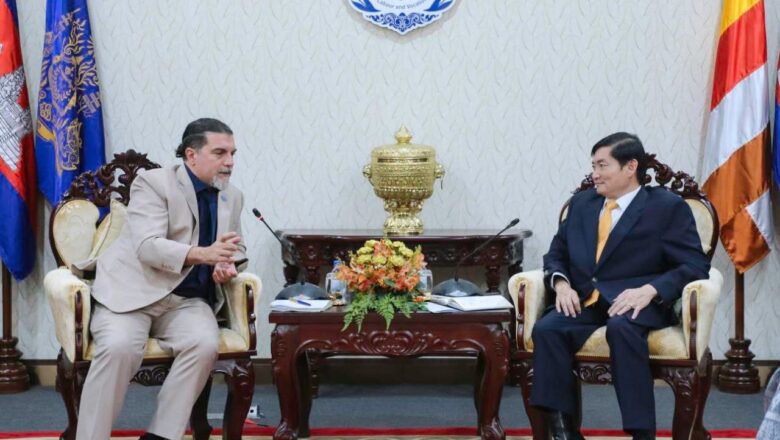 ឯកឧត្តម ហេង សួរ បានអនុញ្ញាតឱ្យលោក អេនរីកូ ហ្គាវេលីយ៉ា (Enrico Gaveglia) តំណាងថ្មីរបស់កម្មវិធីអភិវឌ្ឍន៍សហប្រជាជាតិ (UNDP) ប្រចាំព្រះរាជាណាចក្រកម្ពុជា និងសហការី ចូលជួបសម្តែងការគួរសម និងពិភាក្សាការងារ