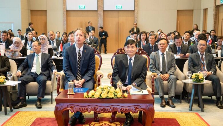 ឯកឧត្ដម ហេង សួរ រដ្ឋមន្ត្រីក្រសួងការងារនិង ឯកអគ្គរដ្ឋទូតសហភាពអឺរ៉ុបប្រចាំកម្ពុជា បានអញ្ជើញចូលរួមជាសហអធិបតីដ៏ខ្ពង់ខ្ពស់ក្នុងសិក្ខាសាលាស្តីពី “ការអភិវឌ្ឍន៍ជំនាញជាក់ស្តែង និងការត្រៀមខ្លួនសម្រាប់កម្លាំងពលកម្មជំនាញ ឆ្នាំ២០២៥”