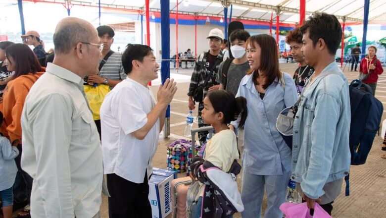 ឯកឧត្តម ហេង សួរ និងឯកឧត្តម ឃួង ស្រេង អញ្ជើញជូនដំណើរបងប្អូនកម្មករនិយោជិត និងប្រជាពលរដ្ឋដែលធ្វើដំណើរទៅកាន់ស្រុកកំណើតក្នុងឱកាសបុណ្យភ្ជុំបិណ្ឌតាមរយៈរថយន្តក្រុងដោយឥតគិតថ្លៃ