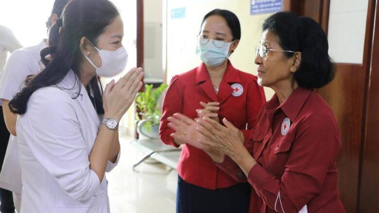 សម្តេចកិត្តិព្រឹទ្ធបណ្ឌិត ប៊ុន រ៉ានី ហ៊ុនសែន ចាត់សហការីចុះសួរសុខទុក្ខពលបាលឯក ម៉ន ភក្រ្តា ដែលបានរងរបួសភ្នែកធ្ងន់ធ្ងរក្នុងពេលបំពេញភារកិច្ចនៅឃុំអូរបីជាន់ ស្រុកអូរជ្រៅ ខេត្តបន្ទាយមានជ័យ បច្ចុប្បន្នកំពុងសម្រាកព្យាបាលនៅមន្ទីរពេទ្យព្រះអង្គឌួង