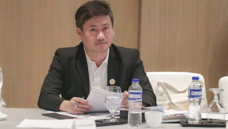 ប្រធានសហព័ន្ធស្រូវអង្ករកម្ពុជា៖ អង្ករកម្ពុជាទទួលបានការគាំទ្រខ្លាំងពីពលរដ្ឋអាស៊ី នៅអឺរ៉ុប ខណៈក្រសួងពាណិជ្ជកម្មនិងសហព័ន្ធ​កំពុងខិតខំបើកទីផ្សារថ្មីៗបន្ថែមទៀត​ ​  (ភ្នំពេញ)៖ ​ឧកញ៉ា ឡាយ ឈុនហួរ ប្រធានសហព័ន្ធស្រូវអង្ករកម្ពុជា បានថ្លែងឲ្យដឹងថា អង្ករកម្ពុជាទទួលបានការគាំទ្រខ្លាំងពី ពលរដ្ឋអាស៊ី ដែលរស់នៅអឺរ៉ុប ខណៈក្រសួងពាណិជ្ជកម្មនិងសហព័ន្ធស្រូវអង្ករកម្ពុជា បាននិង​កំពុងខិតខំធ្វើពិពិធកម្មទីផ្សារ និងជំរុញការបើកទីផ្សារថ្មីៗបន្ថែមទៀត។   ការលើកឡើងរបស់លោកប្រធានសហព័ន្ធស្រូវអង្ករកម្ពុជា ធ្វើឡើងក្នុងកម្មវិធី FRESH BUSINESS​​ ពិភាក្សាលើប្រធានបទ៖ «យន្តការ​លើកកម្ពស់ជីវភាពកសិករ តាមរយៈកំណើន​នាំ​ចេញអង្ករកម្ពុជា»។  ​ឧកញ៉ា ឡាយ ឈុនហួរ បានថ្លែងថា ប្រជាពលដ្ឋ​អាស៊ីដូចជា កម្ពុជា ចិន វៀតណាមជាដើម ដែលកំពុងរស់នៅតំបន់អឺរ៉ុប ​បានគាំទ្រជាខ្លាំងលើអង្ករកម្ពុជា​ ដោយសារតែអង្ករកម្ពុជាមានគុណភាពល្អ និងមានក្លិនក្រអូប​ ខណៈបច្ចុប្បន្នអង្ករកម្ពុជា ដែលនាំចេញទីកាន់ទីផ្សារអឺរ៉ុប ​ទទួលបានការលើកលែងពន្ធ EBA ​ដែលធ្វើឱ្យអង្ករកម្ពុជាមានតម្លៃប្រកួតប្រជែង។ ​លោកបានកត់សម្គាល់ថា នៅក្នុងតំបន់អឺរ៉ុប វត្តមានអង្ករកម្ពុជា​ មានស្ទើគ្រប់ទីផ្សារ លើកលែងតែប្រទេស​ខ្លះ ដូចជាសហរដ្ឋអាមេរិក កា​ណាដា អូស្រ្ដាលីជាដើម ​ដោយសារពុំមានការផ្សព្វផ្សាយ​បានទូលំទូលាយ ដូច្នេះហើយពលរដ្ឋអាស៊ីទាំងនោះនៅតែបន្តប្រើអង្ករដែលមានស្លាកយីហោរបស់ប្រទេសដែល​នាំចូលមុនកម្ពុជាដដែល។  ​ឧកញ៉ា ឡាយ ឈុនហួរ បានបន្ដថា ​ក្រសួងពាណិជ្ជកម្ម និងសហព័ន្ធស្រូវអង្ករកម្ពុជា​កំពុងខិតខំធ្វើពិពិធកម្ម បើកទីផ្សារថ្មីៗ ក៏ដូចជាជំរុញការផ្សព្វផ្សាយបន្ថែមទៀត ដើម្បីឲ្យអង្កររបស់កម្ពុជាមានទីផ្សារកាន់តែច្រើន ព្រោះថា ដើម្បីឲ្យពលរដ្ឋប្រើប្រាស់ផលិតផលជាតិច្រើន ទល់តែមានអង្ករលក់លើទីផ្សារទាំងនោះ។  សូមស្ដាប់ការលើកឡើងរបស់ លោកឧកញ៉ា ឡាយ ឈុនហួរប្រធានសហព័ន្ធស្រូវអង្ករកម្ពុជាទាំងស្រុង៖