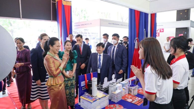 ឯកឧត្ដម ហេង សួរ រដ្ឋមន្ត្រីក្រសួងការងារ និងបណ្ដុះបណ្ដាលវិជ្ជាជីវៈ បានអញ្ជេីញចូលរួមក្នុងពិព័រណ៍ជំនាញសិក្សា និងការងារឆ្នាំ២០២៥ ក្រោមអធិបតីភាពដ៏ខ្ពង់ខ្ពស់របស់ លោកជំទាវបណ្ឌិត ពេជ ចន្ទមុន្នី ហ៊ុនម៉ាណែត