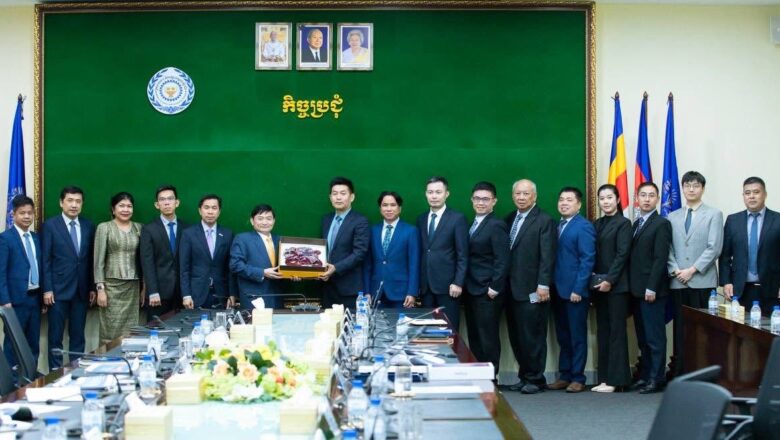 ឯកឧត្ដម ហេង សួរ បានទទួលជួបជាមួយអ្នកឧកញ៉ាបណ្ឌិត សំ សុខនឿន ប្រធានអគ្គនាយក និងជាប្រធានក្រុមប្រឹក្សាភិបាលនៃក្រុមហ៊ុនសម្ព័ន្ធ SAM SN Group និងប្រតិភូជាតំណាងក្រុមហ៊ុនបច្ចេកវិទ្យារបស់ចិន ដើម្បីសម្តែងការគួរសម និងពិភាក្សាការងារ