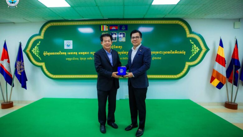 ឯកឧត្តម លូ គឹមឈន់  អញ្ជើញប្រជុំពិភាក្សាការងារ ជាមួយនឹង គណៈប្រតិភូសមាគមភស្តុភារកម្មកម្ពុជា (CLA) សភាពាណិជ្ជកម្មកម្ពុជា(CCC)និងសមាគមវាយនភណ្ឌសម្លៀកបំពាក់ ស្បែកជើង និងផលិតផលធ្វើដំណើរនៅកម្ពុជា