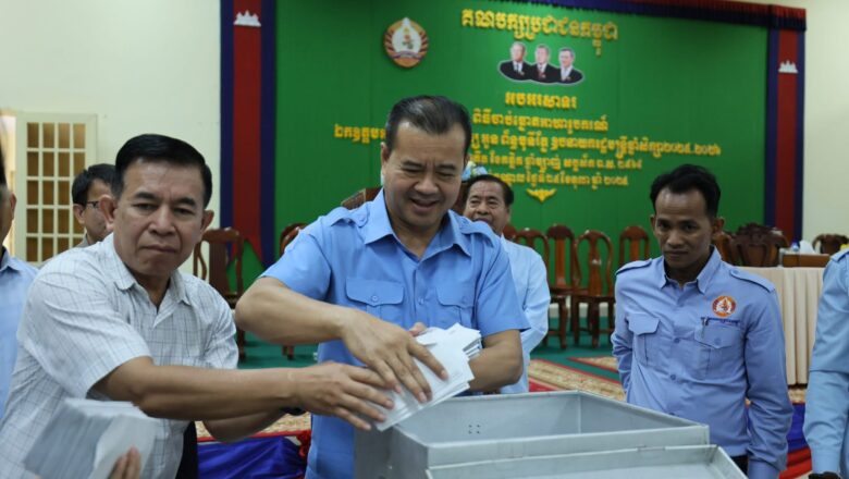 ឯកឧត្តមបណ្ឌិត កៅ ថាច អញ្ជើចូលរួមជាអធិបតីភាពក្នុងពិធីចាប់ឆ្នោតអាហារូបករណ៍របស់ឯកឧត្តមអគ្គបណ្ឌិតសភាចារ្យ អូន ព័ន្ធមុនីរ័ត្ន ផ្តល់ជូនសិស្សប្រឡងជាប់បាក់ឌុប