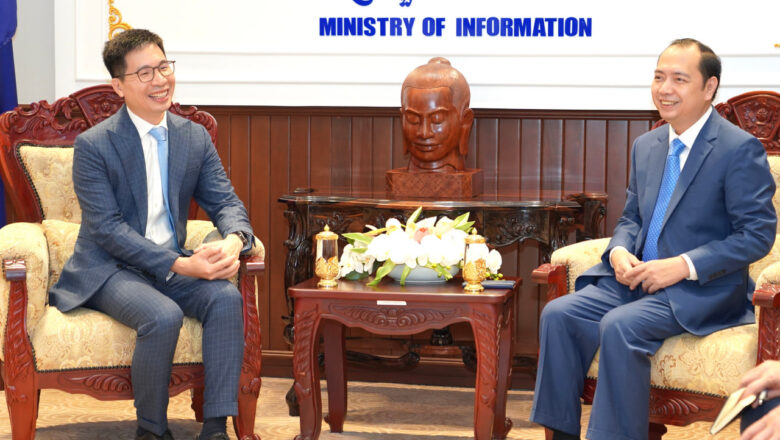 ឯកឧត្តម នេត្រ ភក្រ្តា រដ្ឋមន្រ្តីក្រសួងព័ត៌មាន អនុញ្ញាតឲ្យលោក Dat Pham អគ្គនាយកថ្មីនៃក្រុមហ៊ុនហ៊ិននីគែន ខេមបូឌា ចូលជួបសំដែងការគួរសម និងពិភាក្សាការងារ
