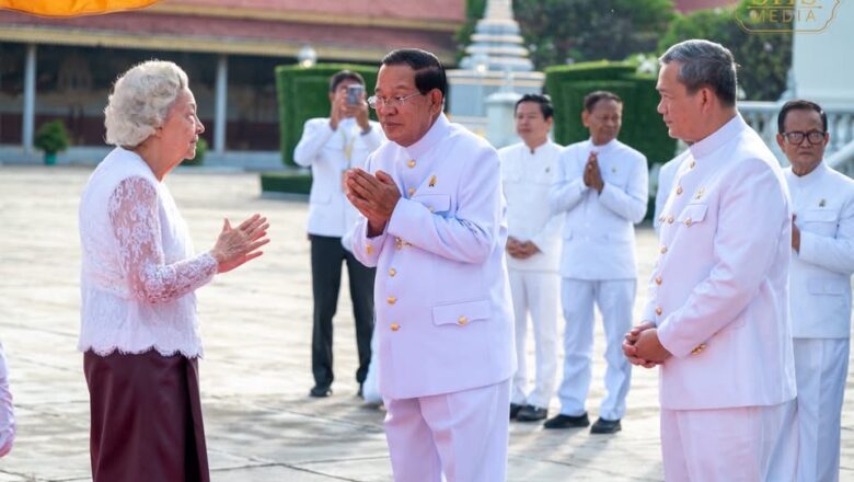 សម្ដេចតេជោ ហ៊ុន សែន អញ្ជើញ ក្នុងព្រះរាជពិធីបួងសួងចម្រើនសេចក្តីសុខជូនព្រះរាជាណាចក្រកម្ពុជា នៅព្រះបរមរាជវាំង