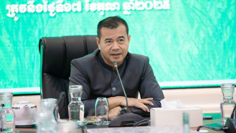 លោកបណ្ឌិត កៅ ថាច ប្រធានសមាគមបណ្តាញកសិករតេជោ បានដឹកកិច្ចប្រជុំសមាគមបណ្តាញកសិករតេជោ ផ្នែកបន្លែ និងផ្លែឈើ