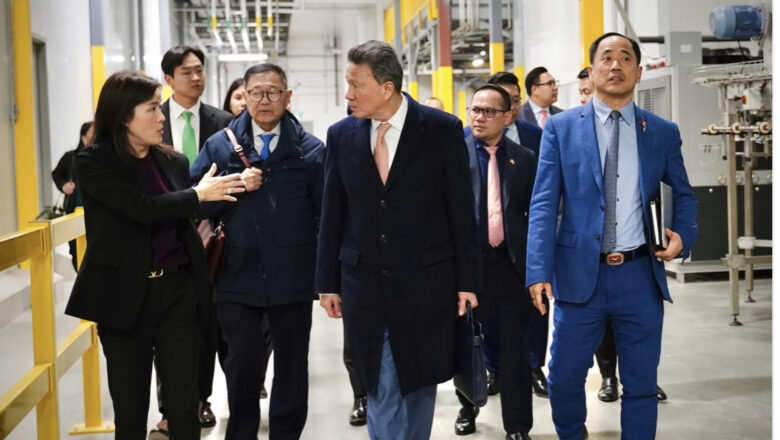 ឯកឧត្តម ឧបនាយករដ្ឋមន្ត្រី ស៊ុន ចាន់ថុល ចុះស្វែងយល់អំពីខ្សែចង្វាក់ផលិតកម្ម របស់សហគ្រាសផលិតទឹកផ្លែឈើនៅប្រទេសកាណាដា ចេញផ្សាយ ថ្ងៃទី ៣១ ខែ តុលា ឆ្នាំ ២០២៥