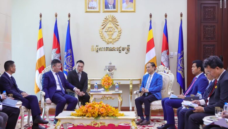 ឧបនាយករដ្ឋមន្ត្រីប្រចាំការ វង្សី វិស្សុត ទាក់ទាញគម្រោងវិនិយោគរោងចក្រផលិតចំណីសត្វនៅខេត្តកំពង់ធំ