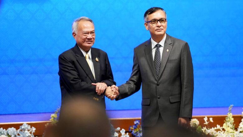 កិច្ចប្រជុំពេញអង្គគណៈកម្មការចម្រុះខណ្ឌសីមាព្រំដែនគោកកម្ពុជា-ថៃ (JBC) បានចាប់ផ្តើមដំណើរការនៅម៉ោង ១២:១២នាទីថ្ងៃត្រង់