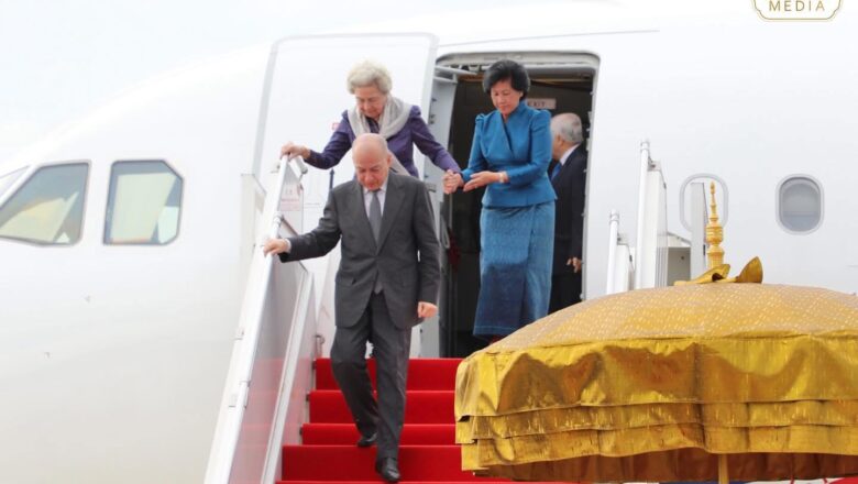 សម្ដេចតេជោ ហ៊ុន សែន និងសម្ដេចកិត្តិព្រឹទ្ធបណ្ឌិត ប៊ុន រ៉ានី ហ៊ុនសែន អញ្ជើញទទួលព្រះរាជដំណើរយាងនិវត្តន៍របស់ព្រះមហាក្សត្រ និងសម្តេចម៉ែ