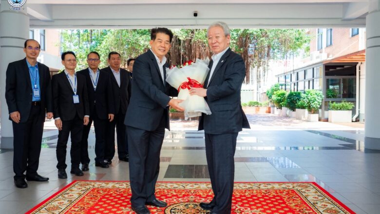 ឯកឧត្តម លូ គឹមឈន់ ទទួលស្វាគមន៍ដំណើរទស្សនកិច្ច ឯកឧត្តមបណ្ឌិត TANAKA Akihiko ប្រធានទីភ្នាក់ងារសហប្រតិបត្តិការអន្តរជាតិ នៃប្រទេសជប៉ុន (JICA) មកកាន់កំពង់ផែស្វយ័តក្រុងព្រះសីហនុ